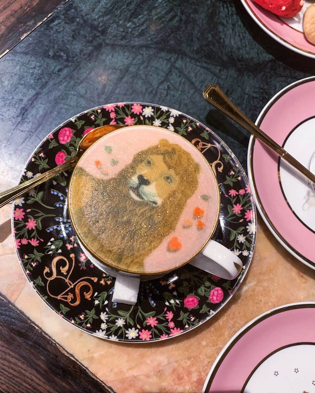 菅野結以さんのインスタグラム写真 - (菅野結以Instagram)「Lion latte art 🦁☕️💜﻿ at @sretsis.parlour ✔︎﻿ ﻿ なにもかもがかわいすぎる天国空間であった🇹🇭﻿ #thailand #bangkok #sretsis #sretsisparlour #lion #latteart #centralembassy」9月2日 23時02分 - yui_kanno