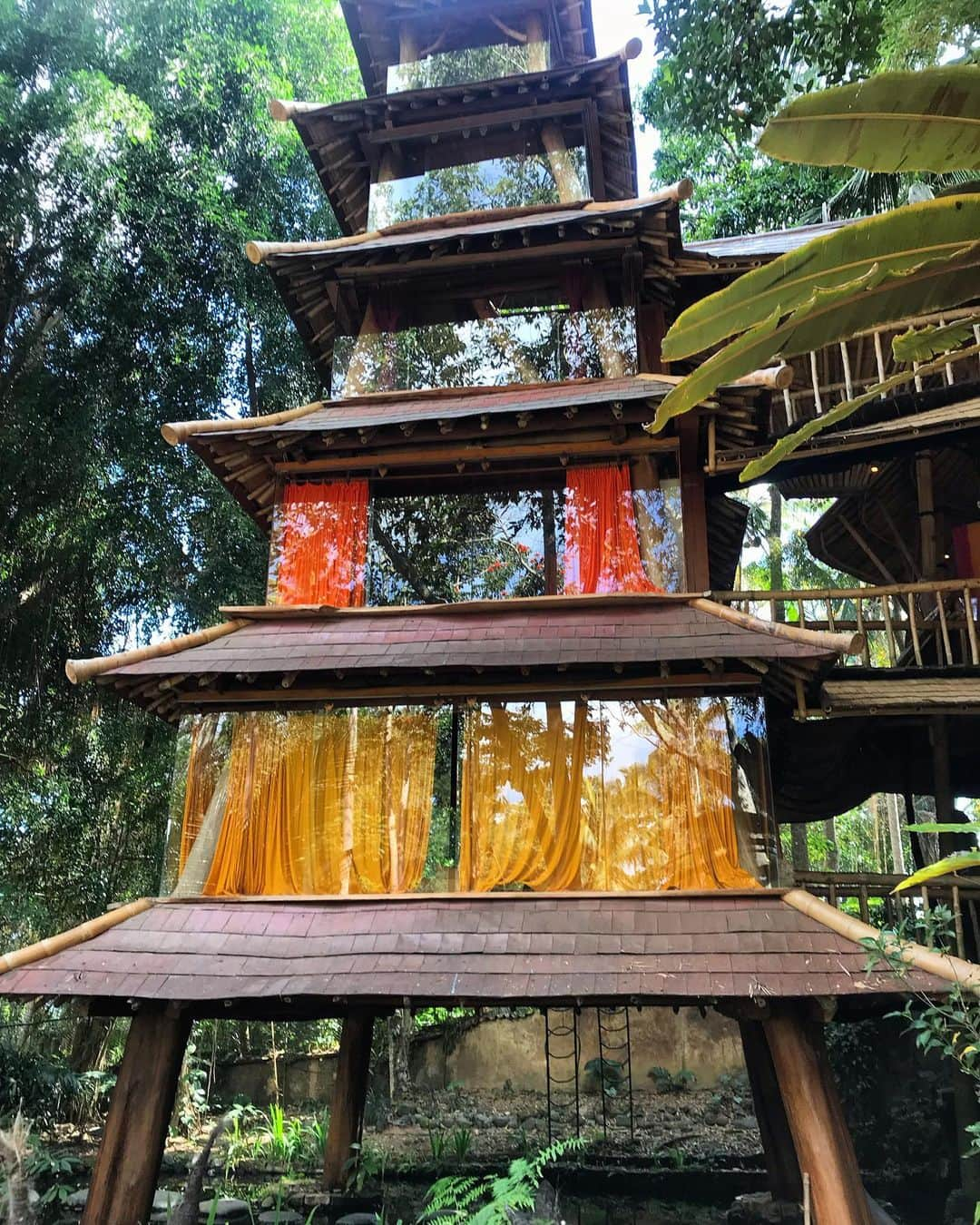 ベックスロックスさんのインスタグラム写真 - (ベックスロックスInstagram)「Starting the week brainstorming in a crystal charged bamboo pagoda with @michelemanz 🙌💚 . . . . . . #plottingecoworlddomination #travelwithapurpose #roxonajourney #bamboo #pagoda #balilife #sustainableliving #junglelife #designerlife」9月2日 23時04分 - rcollectivestudio