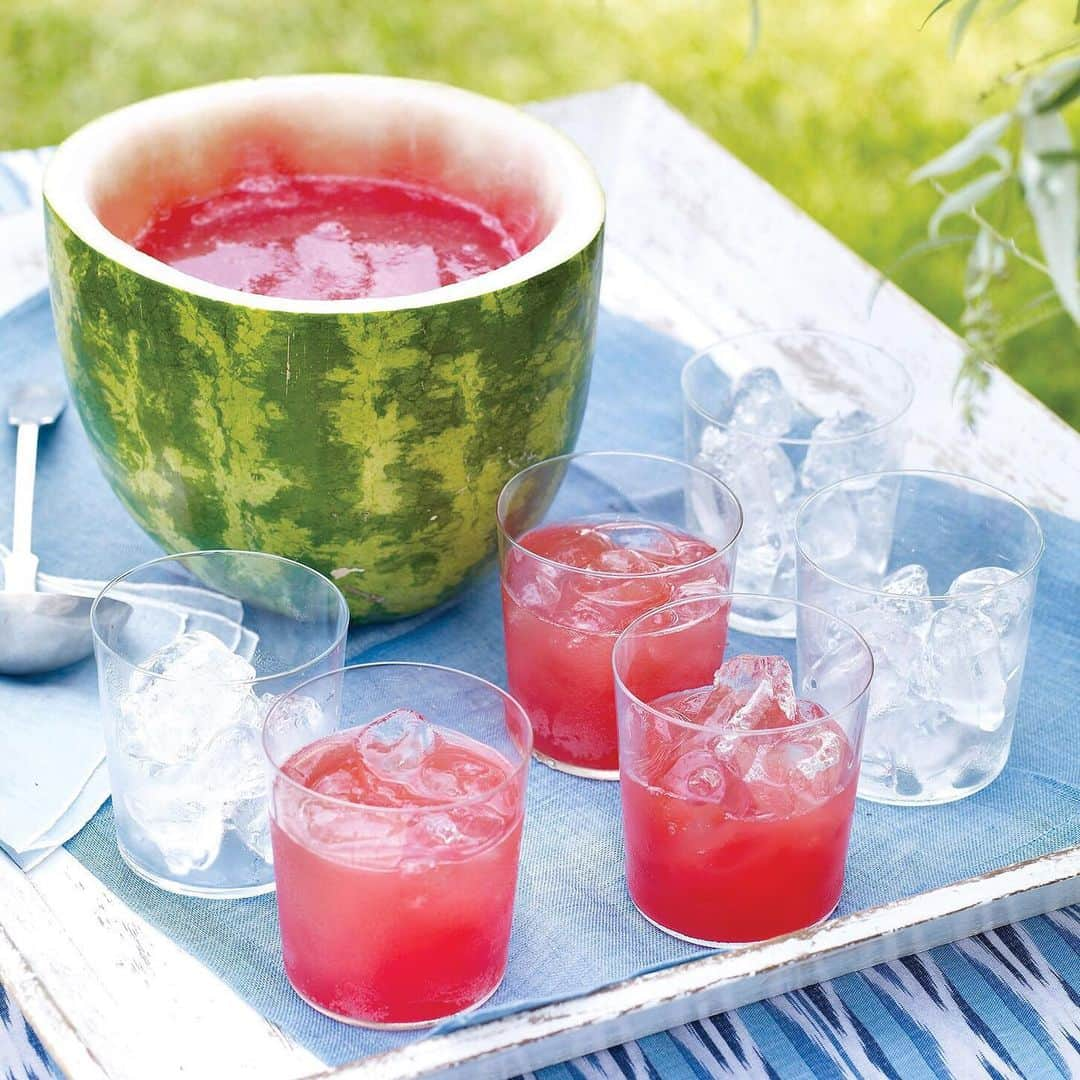 マーサ・スチュワートさんのインスタグラム写真 - (マーサ・スチュワートInstagram)「Skip the punch bowl and opt for something that will delight your guests: a hollowed-out watermelon that serves your favorite watermelon drinks! 🍉 We mixed puréed watermelon juice with seltzer, but feel free to add vodka to make it an adults-only beverage. Grab the full how-to at the link in bio. 👆🏼📷: @johnny_miller_」9月2日 23時08分 - marthastewart