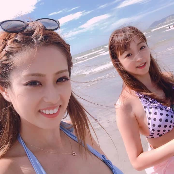 くぼたみかのインスタグラム：「Ok I love you #September but please stop making it look like the #summer is gone, because it’s still here!  この海はついおとといの事なのに、「前の季節」な感じする🥺なぜ9月に入った途端に夏は終わらなくてはならないのか、真剣に考える(毎年) #beach #thiswasonlydaybeforeyesterday #夏 #bikini #海 #japan」