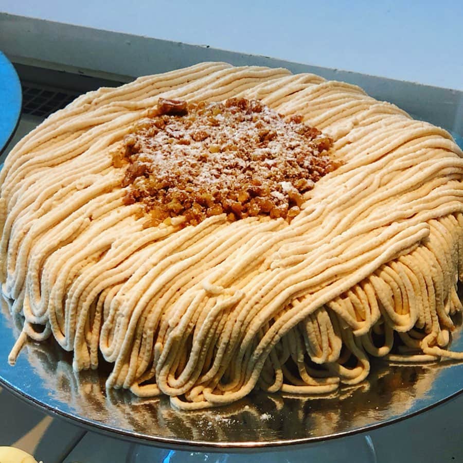 のインスタグラム：「ニューヨークで モンブランタルト♡ 直径25㎝ホール❗️切り分けて頂きまーす🌰🌰🌰 ・ ・ 昨日のモンブランと同じ「lady M」のタルトバージョンです。 しっとりスポンジとマロンのシンプルさがいい。 ・ ・ 甘さも栗の香りも昨日のモンブランの方が強めかな。でも、こっちの方が食べやすいかと🌰 ・ ・  黒の着物のヘアメイクは パリ在住で、私の海外の撮影はぜーんぶお任せしたい大好きな じゅんこさん @junkonakano_paris  にしていただきました。 ・ ・ カメラマンは @tacophotofamily  ハワイ在住の超人気のたかこさん。世界中でご活躍。ウェディングやマタニティなど素敵なお写真ばかりです♡ ・ ・ そんなお2人とニューヨークでご一緒できて ほんと嬉しいです ・ ・ 現地の人気 栗スイーツを食べつつ、日本のお菓子をご紹介し「ありが糖運動」ー♪ー〜 ・ ・ @taisuke__endo シェフの 新作 和栗マカロンは、セントラルパークで綾鷹を飲みつつ 撮影もしていただきました。 ・ ・ 和栗蒸しようかん「月よみ山路」は親善大使をさせて頂いている石川県小松市の和菓子「松葉屋」さん。 ・ ・ 堂島カステラには米粉が使われていて、グルテンフリーの要望が多いニューヨーカーには喜ばれそうです。 ・ ・ @sakurazaka.azul さんの プティジョリーJAPONは、カラフルで可愛い和柄！タイムズスクエアの華やかさに馴染んでました。笑 ・ ・ こんなにカラフルで天然素材の色と身体に優しいてんさい糖が使われているのが嬉しい♡ ・ ・ 海外で「ありが糖」運動♡これからも頑張るぞー。帰国したらすぐ会議‼️ ・ ・ #モンブラン#ありが糖運動 #里井真由美#ニューヨーク#栗#和栗#マロン#栗スイーツ#1級フードアナリスト里井真由美 #さといいね#ギフト#海外#綾鷹#コカコーラ」