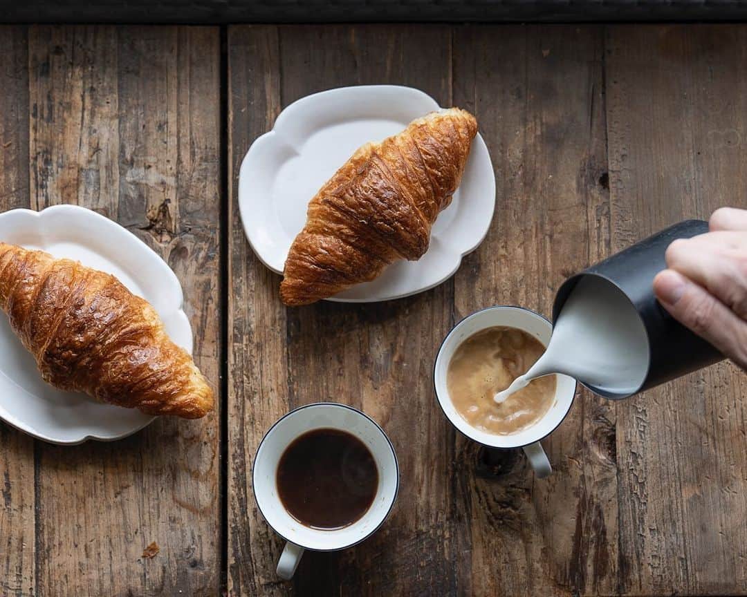 cafe_no_maのインスタグラム：「croissants & cappuccino . クロワッサンと久しぶりのカプチーノ☕️ミルクはいつも60℃ぐらいに。お砂糖なしでもミルクが充分甘く感じられるおいしさです。」