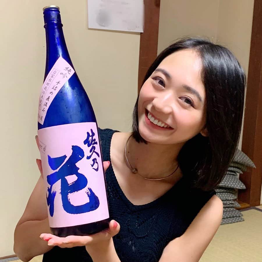 緑川静香さんのインスタグラム写真 - (緑川静香Instagram)「【しーたん日本酒録】  佐久乃花酒造@長野 佐久乃花 純米吟醸 手詰め直汲み  華やかな香りの直汲み酒。  お酒も飲み進み楽しんでいた時にふと、え、もう9月！？この前2019年始まったばっかだと思ってたのに！早ぇ〜と思ったら一旦深呼吸してこれを飲んでフレッシュな気持ちになろう。  #しーたん日本酒録 #唎酒師 #日本酒 #日本酒女子 #長野 #佐久乃花酒造 #佐久乃花 #純米吟醸 #無ろ過直汲み  #sake #japanesesake #sakebottle #sakestagram #일본술 #長野県産ひとごこち100% #精米歩合59% #長野d酵母  #アルコール度数17ですがそれをかんじさせない #甘いけど上手く酸味が共存してる #からまぁ飲みやすいこと #途中に挟みたいやーつ #花という文字に相応しい華やかさ」9月2日 23時12分 - midorikawa_shizuka