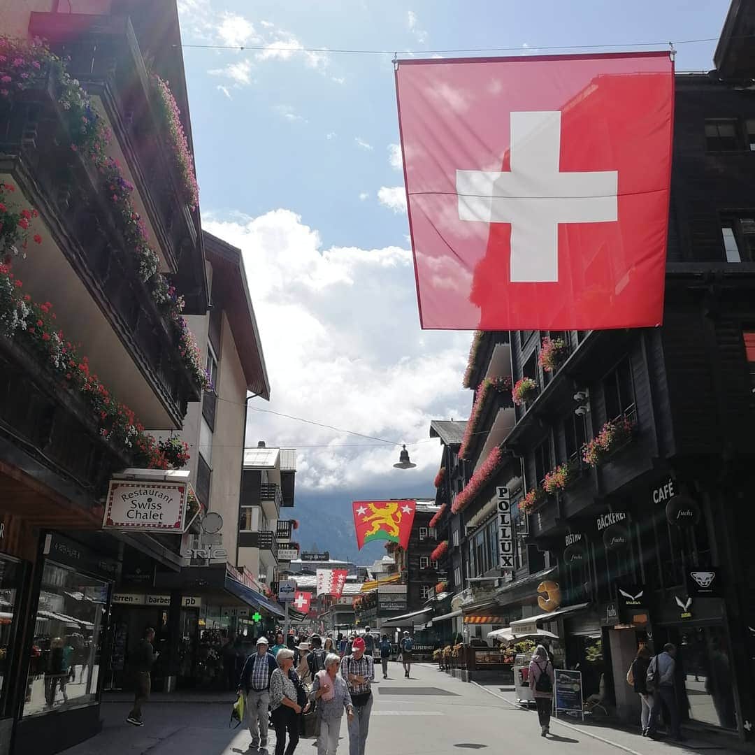 のインスタグラム：「2度目のスイスのツェルマット🇨🇭✨ また夏の雪山を見に来てしまった…🤩 今日は展望台Liveカメラによると、曇ってて景色が全く見えないので、明日リベンジしてみる！ ディナーまで時間あるので、ホテルのテラスでとりあえずびーる🙄🍺 #zermatt #ツェルマット #switzerland #スイス #スイス旅行 #海外旅行 #海外生活 #海外暮らし #海外旅行好きな人と繋がりたい #旅スタグラム #旅女 #travelphotography #旅したくなるフォト」