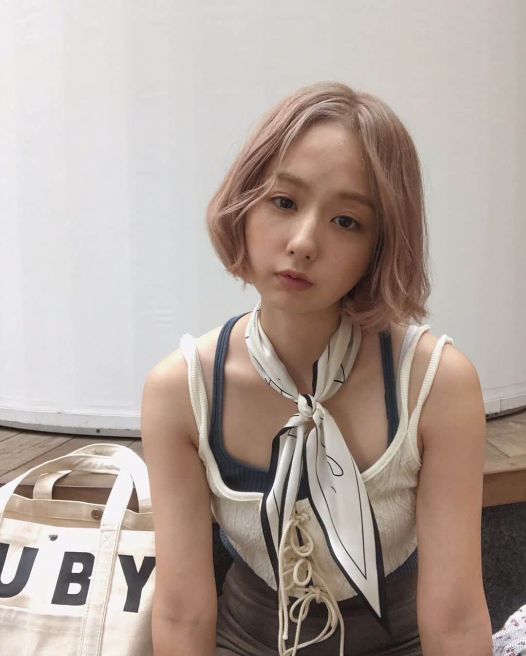 のインスタグラム：「この秋冬は ハイトーンヘアで もこもこニットを着たい気分なので、 さらにトーンを上げて白っぽいベージュに🦙🧶 長さもさらに短くしました。 ショートボブ。 前髪は引き続き伸ばし中です🌟 やまちゃん ありがとう✨ @yumiko__yamamoto」