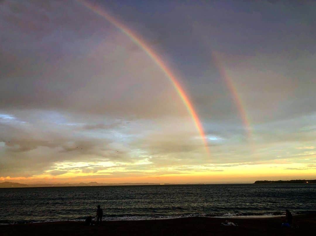 KUREIさんのインスタグラム写真 - (KUREIInstagram)「涙が流れた後に、咲く笑顔の花が一番キレイだったりする。  #虹 #rainbow #norainnorainbow #三浦海岸」9月2日 23時25分 - kimaguren_kurei