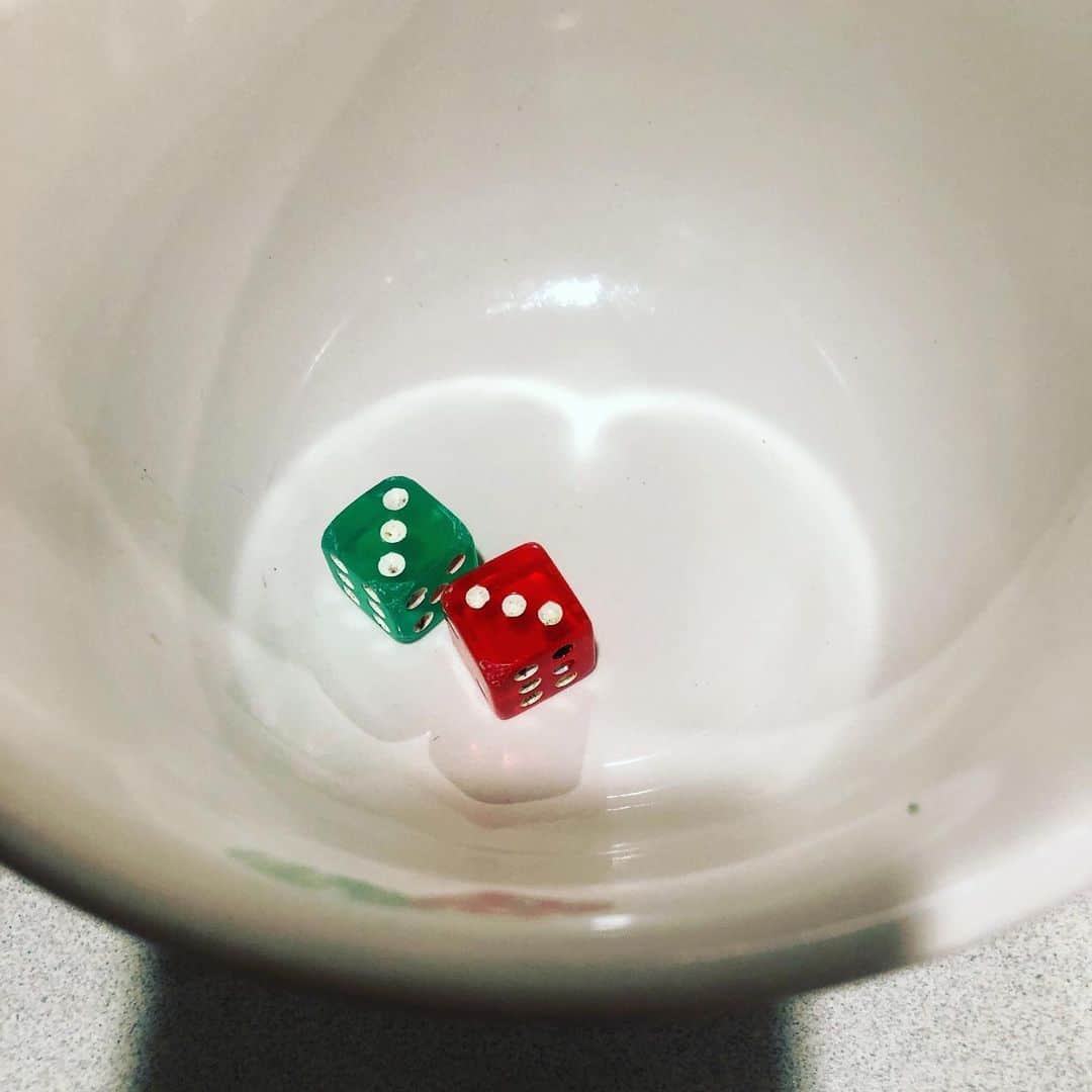 イーちゃんのインスタグラム：「チンチロリンハイボール、奢って貰える時にまたつまらぬゾロ目を出してしまった。 タダがタダになってもしょうがねえ。」