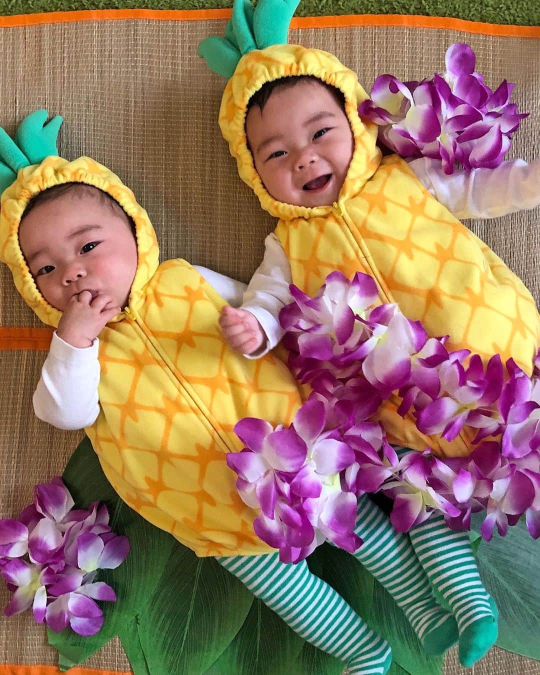 カーターズさんのインスタグラム写真 - (カーターズInstagram)「Ready for a luau... and Halloween! 💛🌺 Who is the #pineapple of your eye this Labor Day? 🍍😍 #laborday #twins 📷: @twomanychans」9月2日 23時17分 - carters