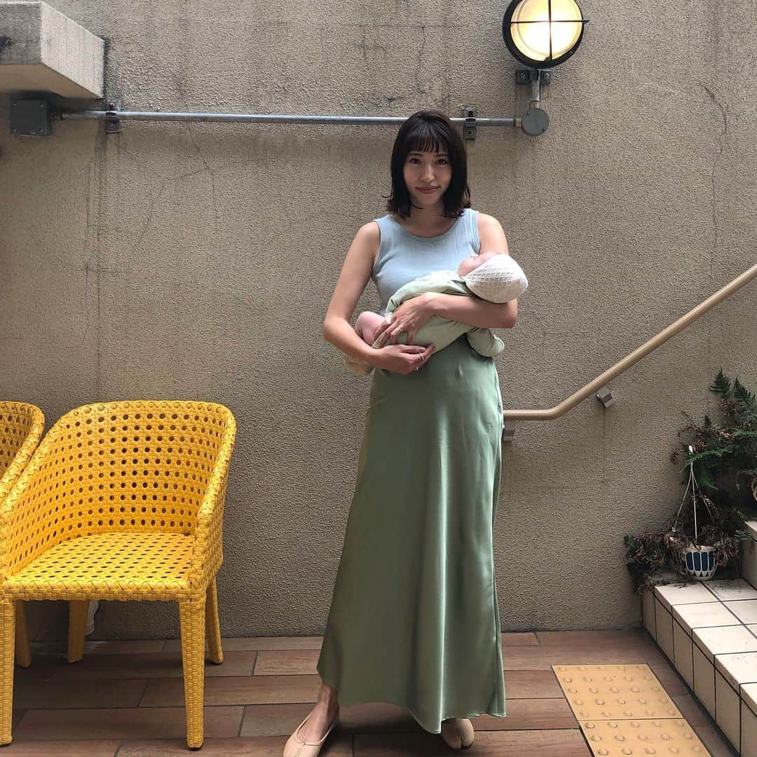 山﨑さおりさんのインスタグラム写真 - (山﨑さおりInstagram)「. 真夏の格好もそろそろ終わりかな？ お眠でウトウト千ちゃんと💚🍐. . . #muuootd」9月2日 23時18分 - saori_emunjewelry