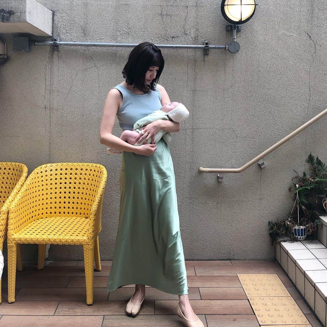 のインスタグラム：「. 真夏の格好もそろそろ終わりかな？ お眠でウトウト千ちゃんと💚🍐. . . #muuootd」
