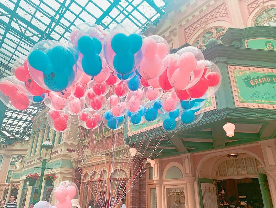 肥田佳菜子のインスタグラム：「ゆかりちゃんとディズニー🏰💕 #ディズニー #disney #ディズニーランド #TDL #オーサマーバンザイ #ドナルドのホットジャングルサマー #レッツパーティグラ #ドナルド #ミッキー」