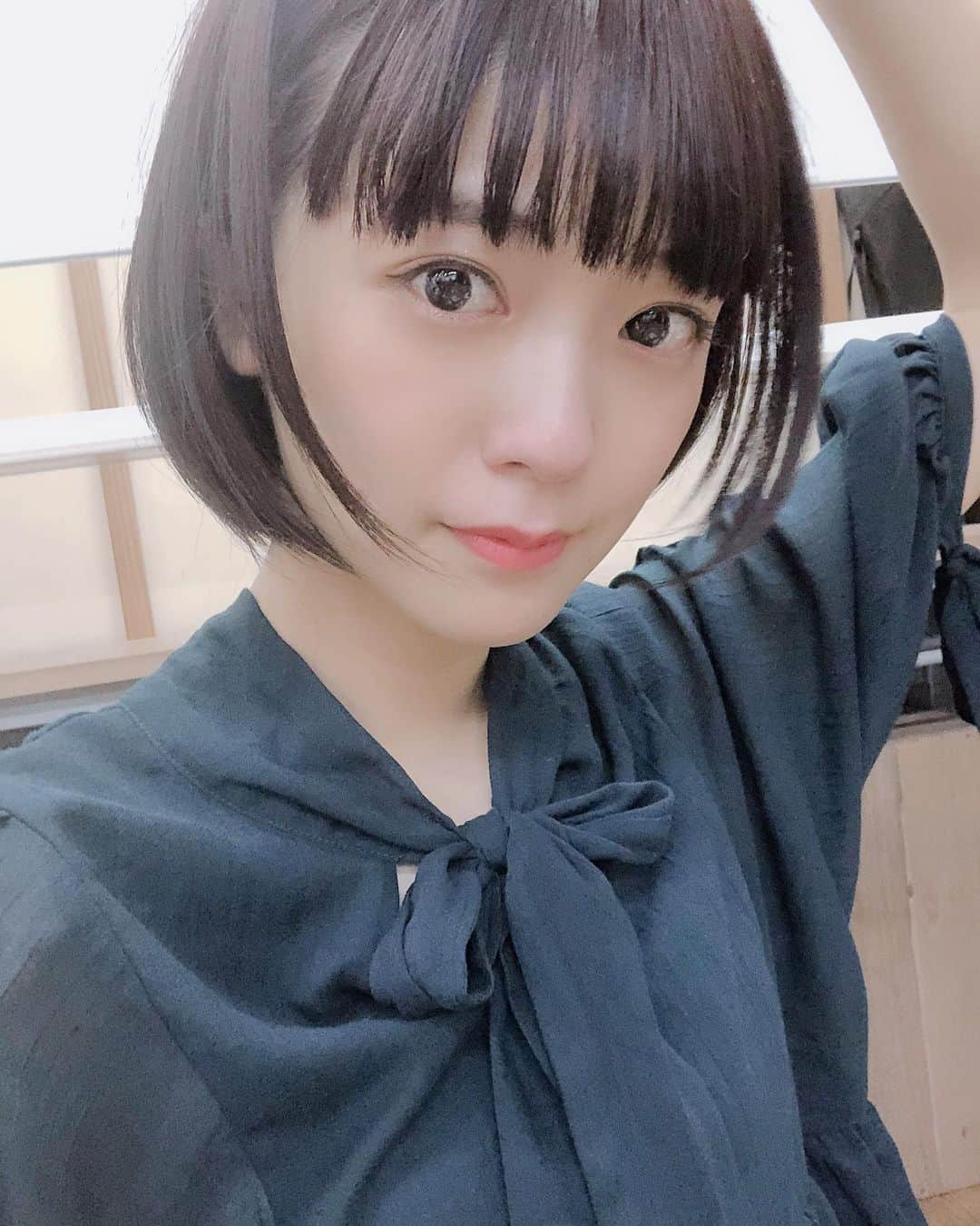 工藤美桜さんのインスタグラム写真 - (工藤美桜Instagram)「髪の毛短いのどうですか？😳ウィッグなんですけど、自然すぎて最終日にはみんなに『見慣れて地毛に見える〜』って言われてました（笑） #ロングも ⠀ #好きです ⠀ #短くしたい願望はあります ⠀ #とぅっるるん ⠀ #謎の擬音思いついた ⠀ #泣いた後顔 ⠀」9月2日 23時19分 - mmio_kudo