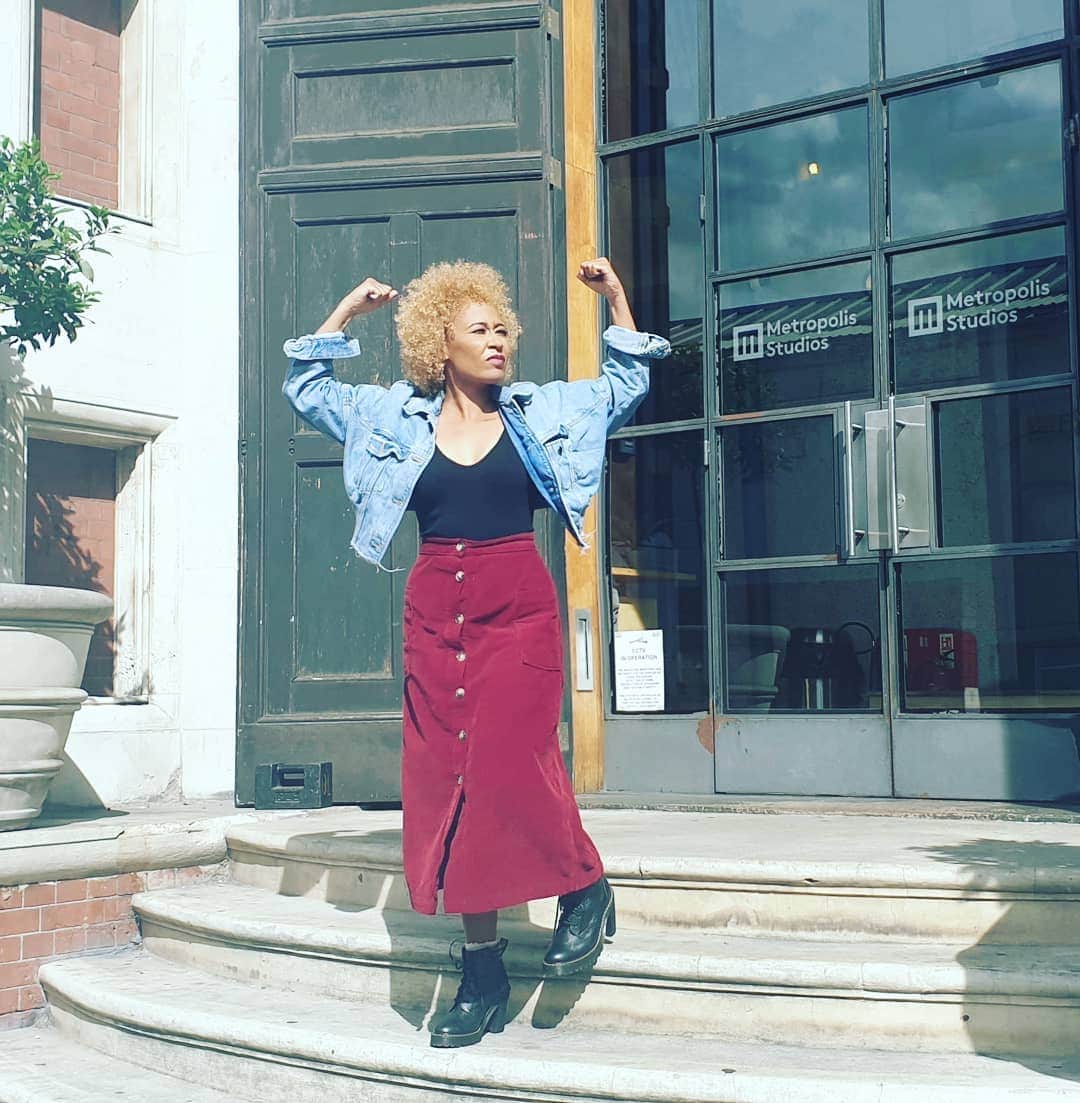 Emeli Sandéのインスタグラム：「Twas a good day 💪🏽💪🏽 Awesome session with the brilliant @rokeating ...more new music en route! 🎙🎙」