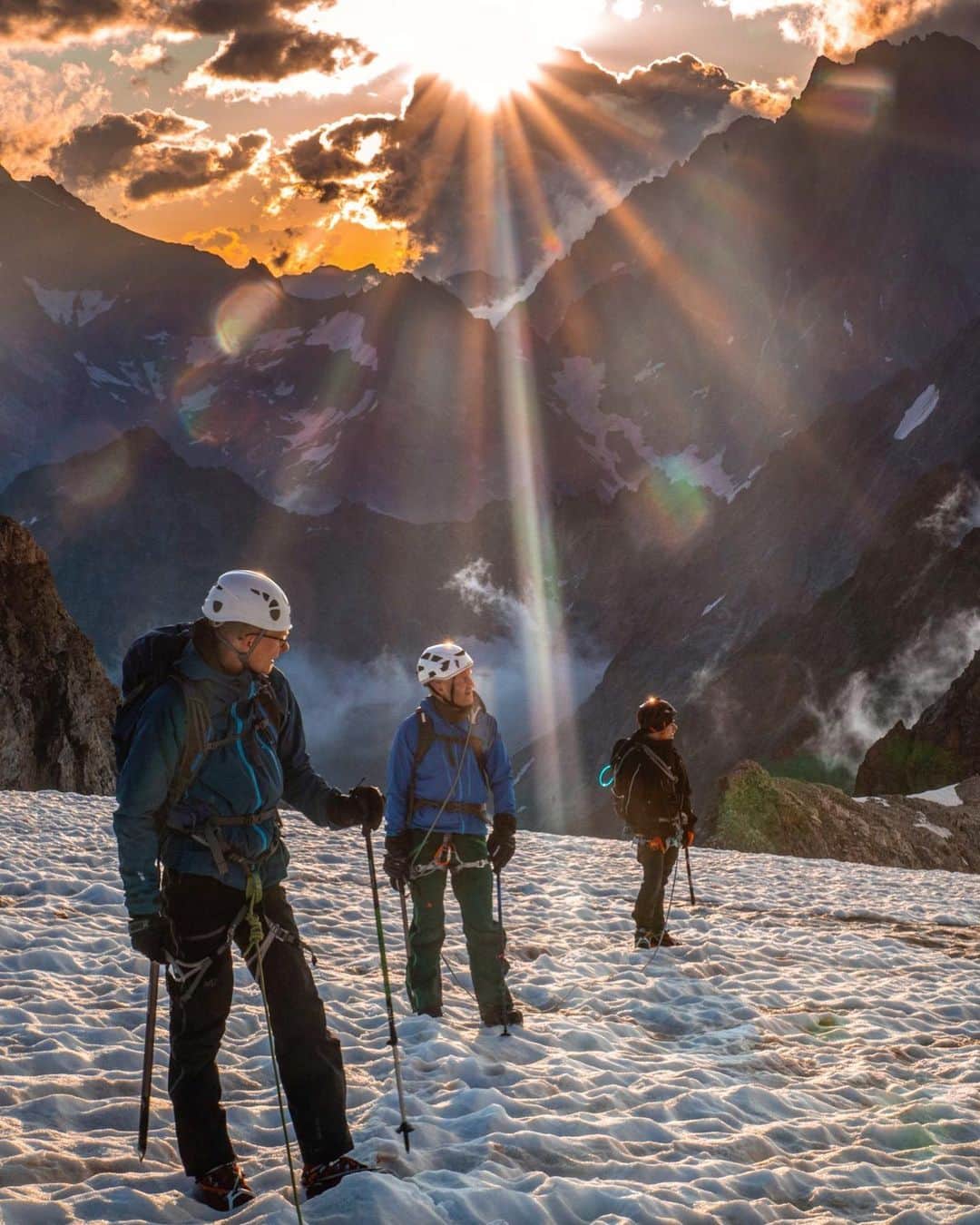 ミレーさんのインスタグラム写真 - (ミレーInstagram)「One of these moments you can only experience in the mountains perfectly seized by @thibaut_blais  #MilletRiseUp #mountains #mountaineering #alpinisme #alpinism #alpinismo #alps #sunset #clouds」9月2日 23時32分 - millet_mountain