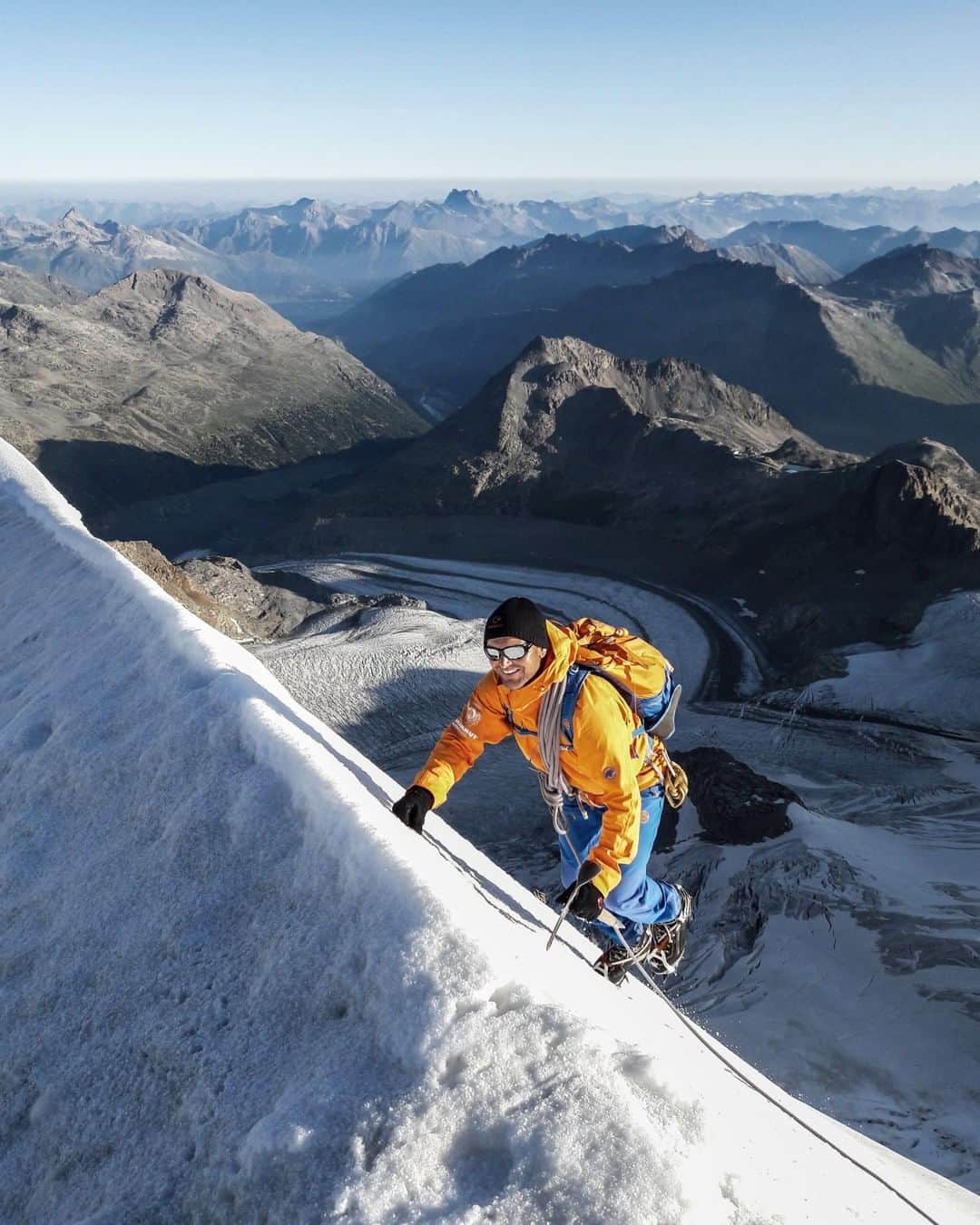 Mammutさんのインスタグラム写真 - (MammutInstagram)「Mammut Alpine School guide @patrick.keller.bergfuehrer on the ridge of the 3900 meters high Piz Palü. Do you want to join him on his next tour to one of the most beautiful mountains in Switzerland? Find all the information here: bit.ly/MAS-Piz_Palü  #mammut_swiss1862 #mountaineering #pizpalü #mammutalpineschool」9月2日 23時43分 - mammut_swiss1862