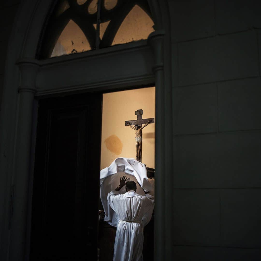 AFP通信さんのインスタグラム写真 - (AFP通信Instagram)「AFP Photo 📷 @marcolongari - A priest dresses up ahead of a Mass at the Our Lady of the Rosary Cathedral in Beira, central Mozambique in August, 2019. . Pope Francis is scheduled to visit Mozambique, Madagascar and Mauritius in a pastoral visit from September 4th to September 10th.」9月2日 23時51分 - afpphoto