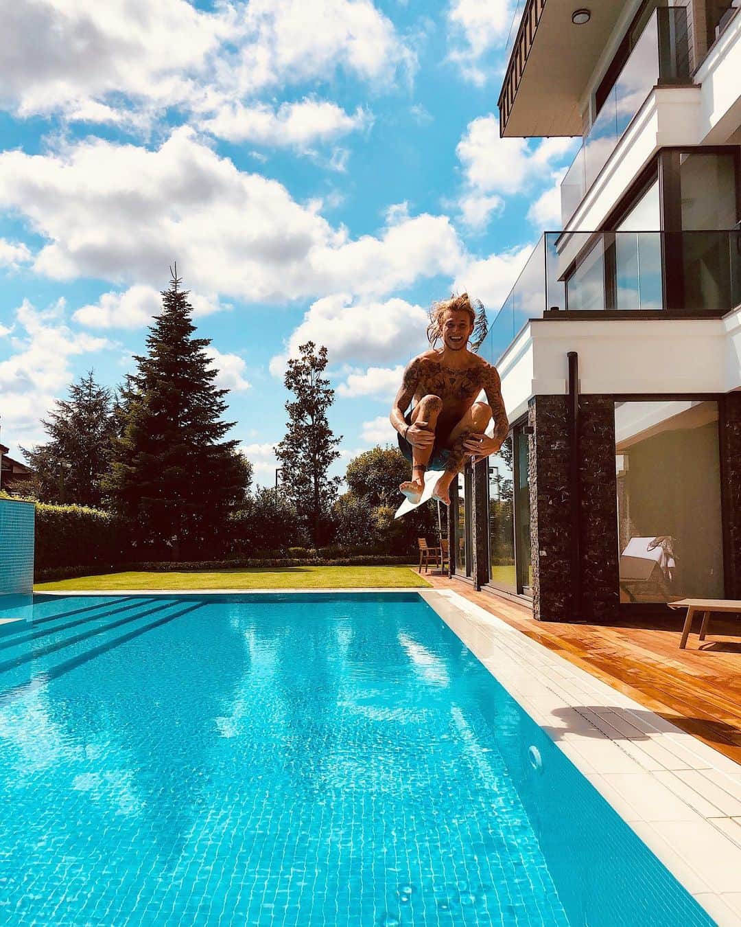 のインスタグラム：「Mondays aren’t that bad 🤷🏼‍♂️😁🌊」