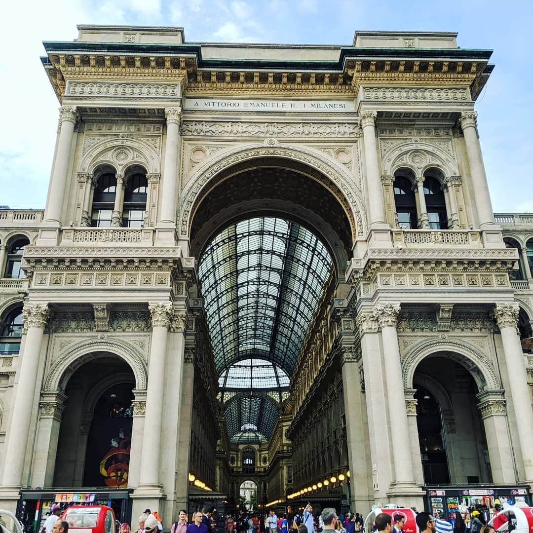 吉村玲香さんのインスタグラム写真 - (吉村玲香Instagram)「大人のオンナ一人旅 【 Lady ♡ Trip 】〜ミラノ＆ベネチア編〜 . . ミラノのDuomoは、本当に美しい。 天に向かって真っ直ぐに尖塔が伸びていて圧巻で凛とした佇まい、かつ、華麗 . . ドゥーモ横のアーケードもため息が出る美しさ . . #ミラノ #ドゥーモ #女一人旅 #イタリア旅行」9月2日 23時49分 - yoshimura.reika
