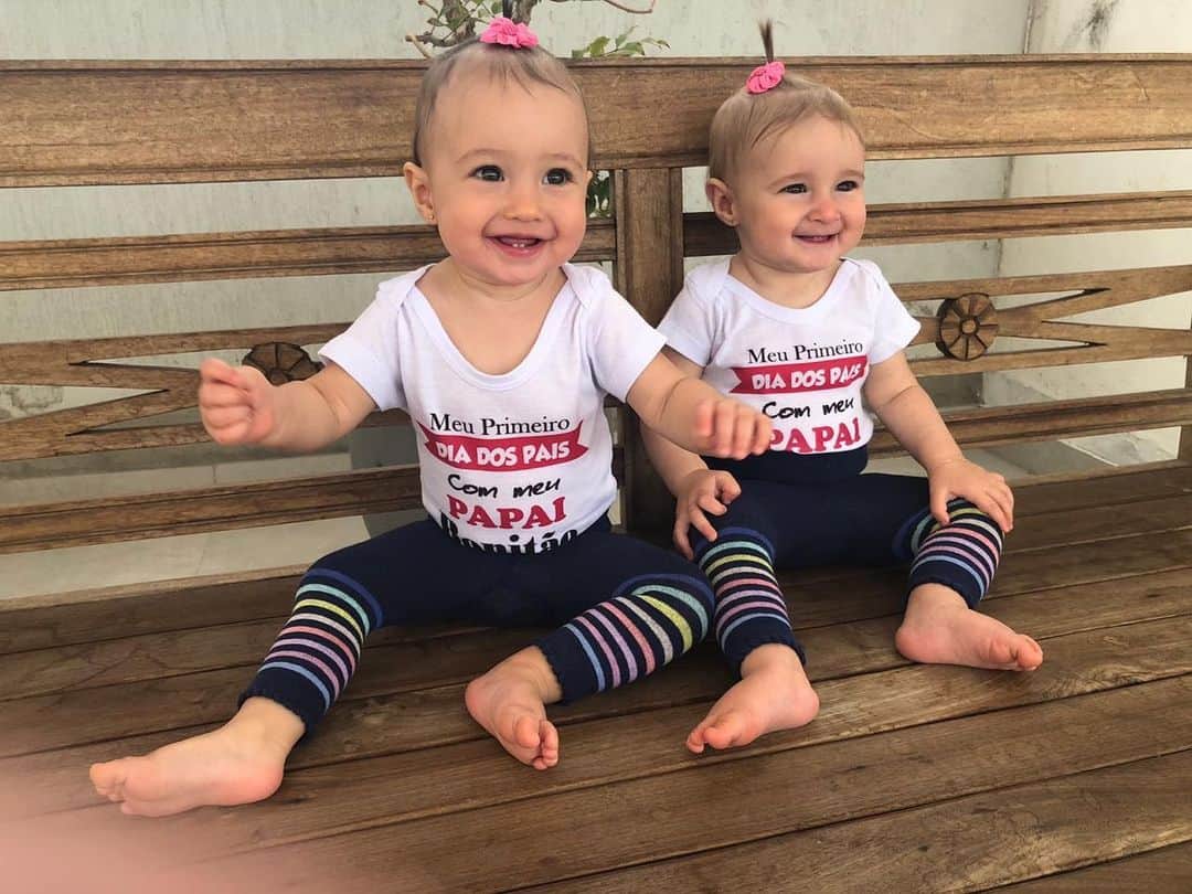 シェイラ・カストロのインスタグラム：「Mamãe tá chegando filhas!!! Que saudade! #albumdalizeninna #9meses #maedegemeas #maedemenina #maeatleta」