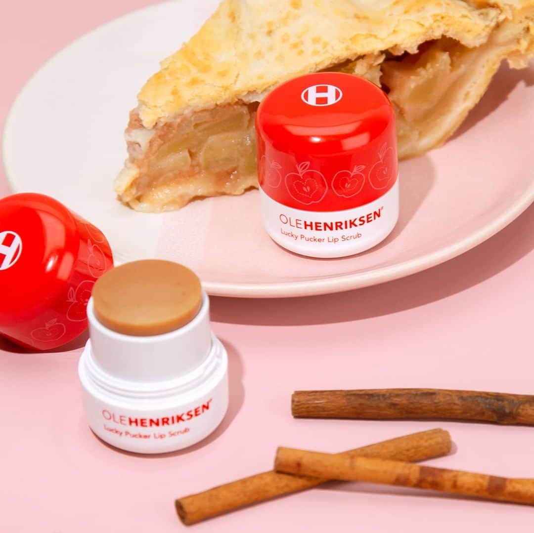 ウラヘンリクセンさんのインスタグラム写真 - (ウラヘンリクセンInstagram)「Sweet like apple pie 🍎🍰 Lucky Pucker Lip Scrub is made with apple fibers and sugar exfoliants to gently exfoliate and condition lips. Who else is spending this #laborday with apple pie AND Lucky Pucker?」9月3日 0時00分 - olehenriksen