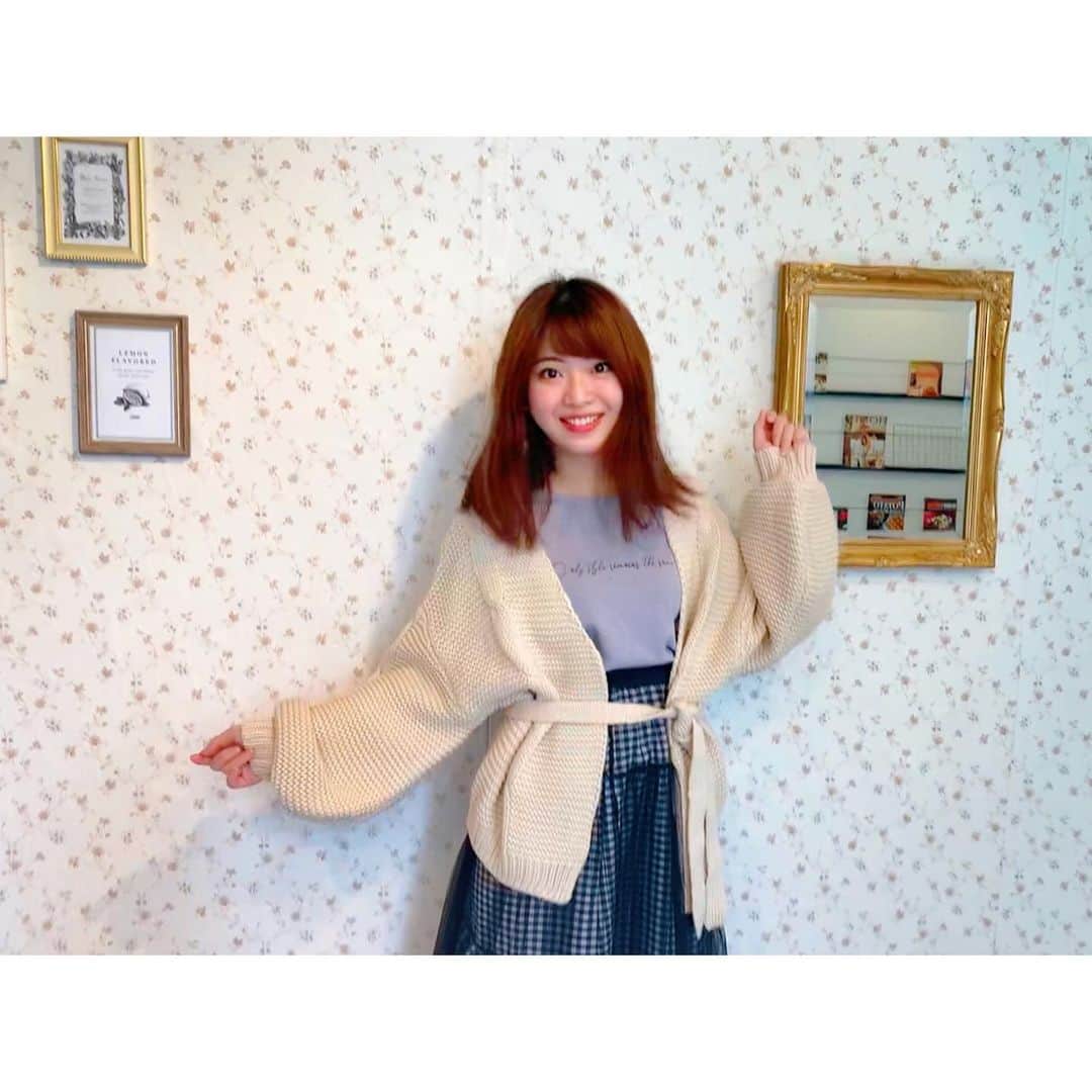 のインスタグラム：「🍵 #秋コーデ . 9月になったということで。。。 これからは秋コーデを楽しみたいです❤️ . 個人的には 今年はラベンダー、アイボリー、オリーブカラーの物を増やしたいし スカーフとかショルダーバッグも欲しいな〜 . . 最近、お洋服のお店に行ったら 秋のアイテムばかり まだまだちょっと暑いので秋の実感がない。。。 でもそろそろ準備をしなければいけないですね🍂 . ちょっと前に #mimitoujours さんの #mimitoujours展示会 に行かせて頂いた際 可愛いお洋服がいっぱい😍 写真にあるゆったりとしたボリューム袖で 羽織るだけでトレンドをおさえたカーディガン✨ ニットベルトで結んでも、ベルト無しで羽織っても 可愛く着こなせる万能アイテムなので これからの季節いっぱい着そうです💓 まちゃりんの秋コーデを楽しみにしてくださいね . #mimitoujours_style #mimi_cardigan #mimi_popup mtj422-0118」