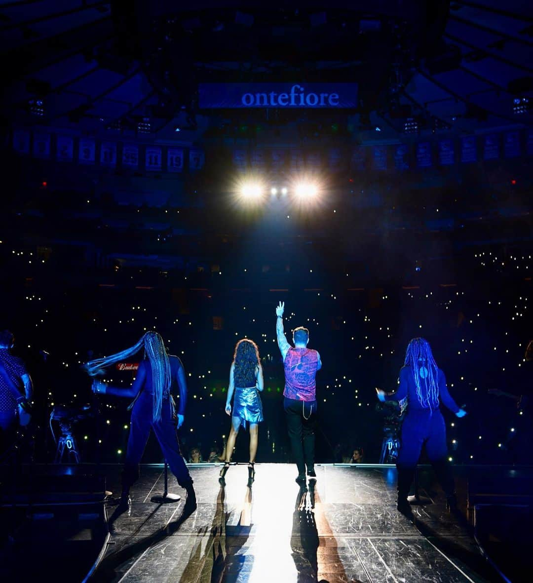 サラ・ハイランドさんのインスタグラム写真 - (サラ・ハイランドInstagram)「Performing in my hometown of New York City... AT #madisonsquaregarden ... not once but TWO nights in a row, was SO surreal. It still feels like a dream. Thank you so much @jordanmcgraw @philymack @johnlloydtaylor @poopmcgee and @jonasbrothers for giving me this amazing opportunity!!!! I love you all so much! 🥰🥰🥰」9月2日 23時56分 - sarahhyland