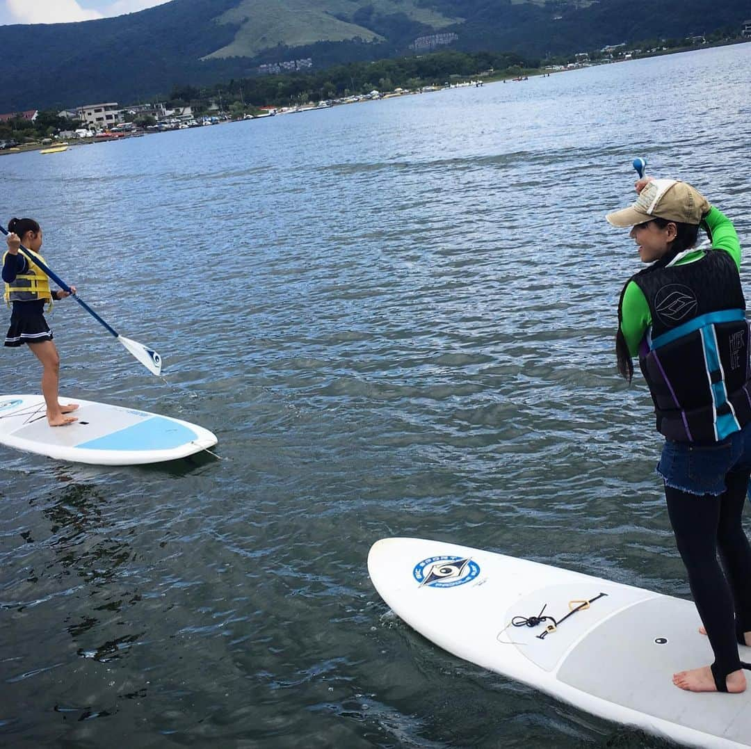 田中香子さんのインスタグラム写真 - (田中香子Instagram)「最後の夏休み2019 in 山中湖。 アクティビティ編。  初サップ。 このあとフライボードと バナナボートも初体験。  この日仲良くなった 小学生姉妹とサップレース◎ 岸に帰る姿は一寸法師。  そして一瞬船長気分。  #lastsummerholiday  #sup #firsttry #firstchallenge  #yamanakako #lake  #最後の夏休み」9月3日 0時01分 - soo.yt