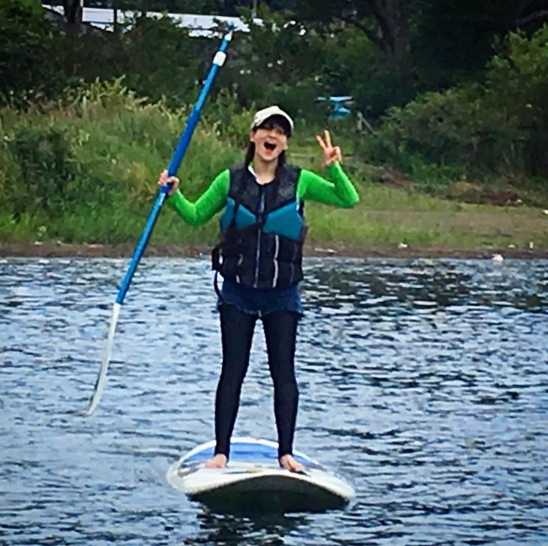 田中香子さんのインスタグラム写真 - (田中香子Instagram)「最後の夏休み2019 in 山中湖。 アクティビティ編。  初サップ。 このあとフライボードと バナナボートも初体験。  この日仲良くなった 小学生姉妹とサップレース◎ 岸に帰る姿は一寸法師。  そして一瞬船長気分。  #lastsummerholiday  #sup #firsttry #firstchallenge  #yamanakako #lake  #最後の夏休み」9月3日 0時01分 - soo.yt