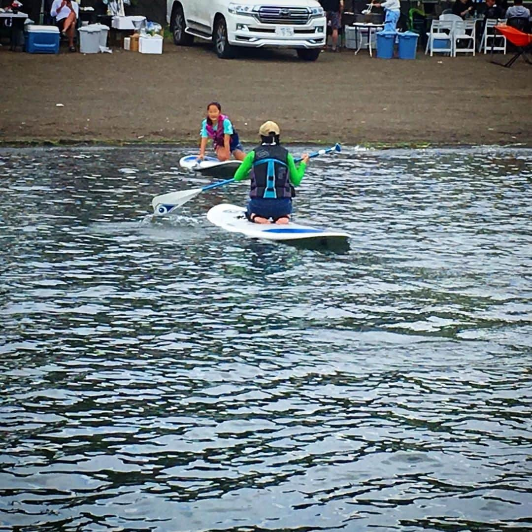 田中香子さんのインスタグラム写真 - (田中香子Instagram)「最後の夏休み2019 in 山中湖。 アクティビティ編。  初サップ。 このあとフライボードと バナナボートも初体験。  この日仲良くなった 小学生姉妹とサップレース◎ 岸に帰る姿は一寸法師。  そして一瞬船長気分。  #lastsummerholiday  #sup #firsttry #firstchallenge  #yamanakako #lake  #最後の夏休み」9月3日 0時01分 - soo.yt