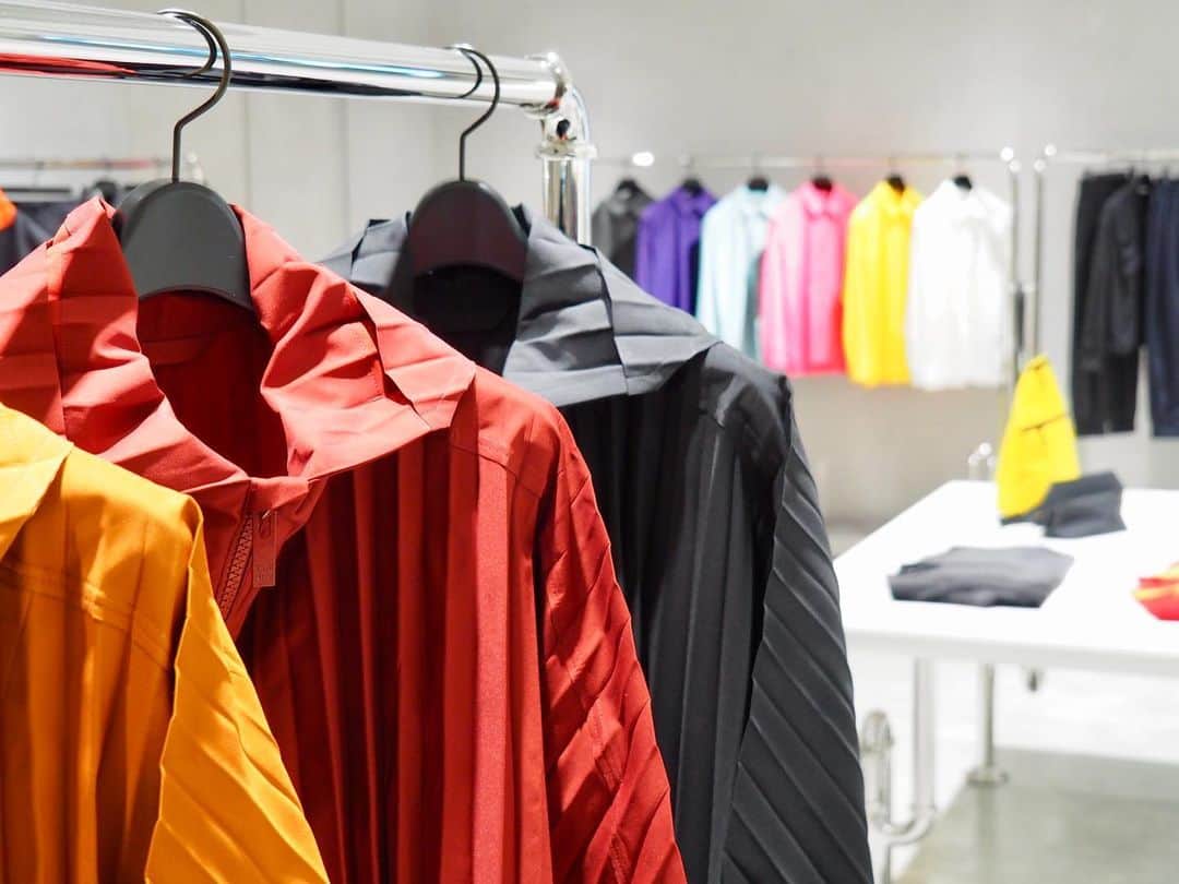 The Japan Timesさんのインスタグラム写真 - (The Japan TimesInstagram)「On Saturday, world-renowned clothing designer Issey Miyake opened his largest shop thus far, and Osaka gets the honor of being the host. The store, located in the Semba district of Kansai’s largest city, is the designer’s only one in western Japan to assemble multiple brands under one roof. The 828-square-meter site also features a “creation space,” where visitors can currently see “Seitaro Kuroda’s ‘Fount of Creativity,'” featuring works by his equally prolific contemporary. Until Sept. 7,  the octogenarian illustrator himself will be in the store, improvising illustrations. 📸: Photos by Mark Thompson @guchagucha . . . . . #isseymiyake #isseymiyakesemba #seitarokuroda #style #fashion #kansai #osaka #semba #大阪 #ファション #イッセイミヤケ #船場 #関西 #黒田征太郎 #illustration #art」9月3日 0時03分 - thejapantimes