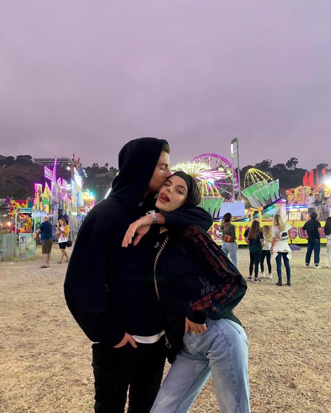 のインスタグラム：「❤️🧡💛date night💚💙💜」
