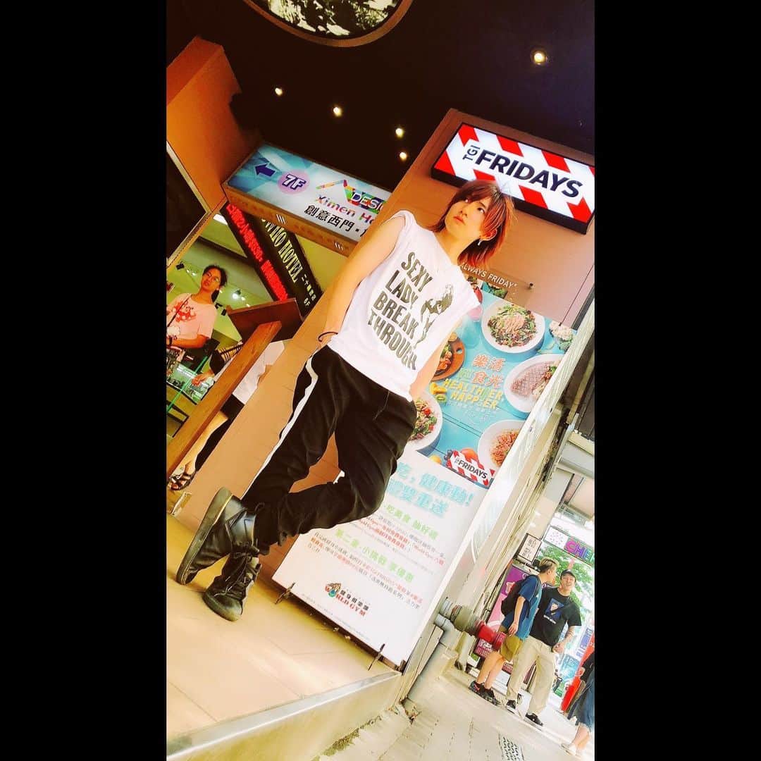 のインスタグラム：「台湾でキメてるヤーツ。  今日はsexy lady フラゲ日でした！久々なライブの気がして思い切り楽しんじゃいました！ただいま〜！今日はフラゲ日ということでサイン会もありました！みんながいる事が癒しだなーっと本当に感じて沢山話せましたー！いちもありがとうー！お手紙も、すごいエネルギー貰えるし、僕はファンの皆に支えられて生きてるんだなーと思いました！  明日は夜から一部だけど 渋谷で発売日のイベントです！ ぜひぜひ遊びに来てくださいー！」