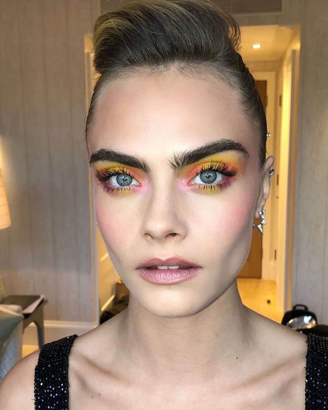 Vogue Beautyさんのインスタグラム写真 - (Vogue BeautyInstagram)「Featured on this week's best beauty Instagrams, neutrals and color collide in the perfect roundup of end-of-summer looks. From neon green liner to tawny-mauve eyeshadow, see every look—toned up and down—at the link in our bio. #regram @LisaEldridgeMakeup」9月3日 0時16分 - voguebeauty