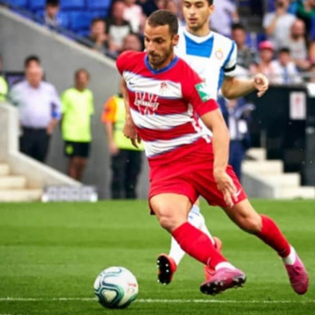 ロベルト・ソルダードのインスタグラム：「Victoria muy importante para todos. Felices por poder dar esta alegría a toda la familia del @granadacf Seguro que será la primera de muchas esta temporada.  Luchamos juntos, sufrimos juntos, vencemos juntos.  #EternaLucha 🔴⚪」