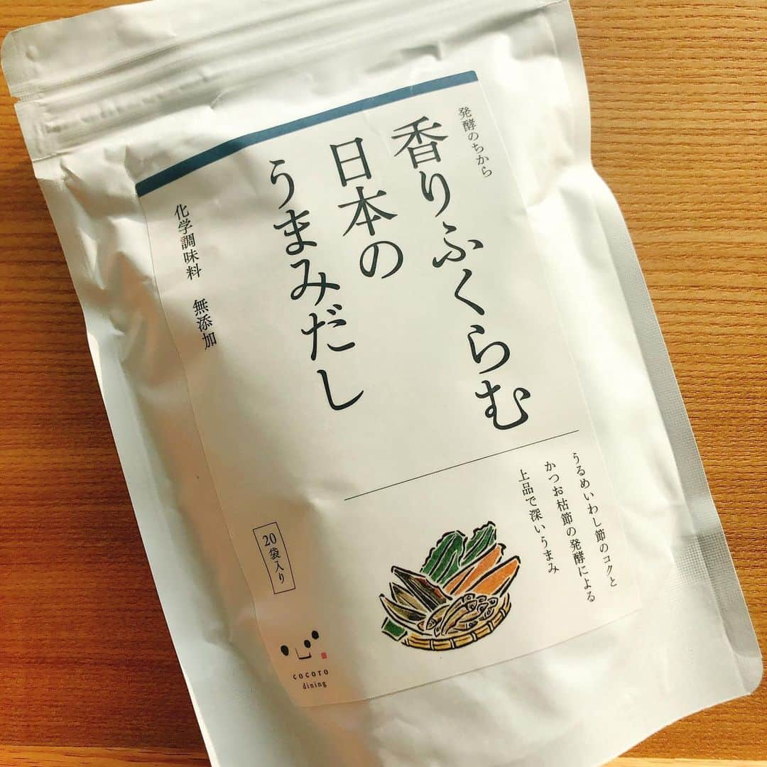 松藤あつこさんのインスタグラム写真 - (松藤あつこInstagram)「キッコーマンこころダイニングのこちらの無添加お出しパック♡  どのぐらい美味しいの⁉️ ダシの味にはうるさい我が家です。笑  さて…お味は…  今朝、初めて煮出して…まぁ！何も入れなくても香りも良くて美味しいから…お味噌汁にするの中止❗️ 玉ねぎと畑で採れたミニトマトのお吸い物にしました(^^) そして、忘れられず…夜も使用😝  199円で手に入れた大量の鰆のアラをお酒と塩で臭み取ってから、片栗粉と米粉で揚げて、大根おろしと #香りふくらむ日本のうまみだし に調味料ちょっと加えて一品作りました♡  汁まで飲んじゃう🤣  9/24六本木ヒルズカフェで行われる #vioマルシェ で試飲できるそうですよ😊 だし汁って各社本当に違う…こちらは無添加無化調ですが、満足ヒット！でした(o^^o)  実は… 私も9/24 vioマルシェに立ちまーす😝 あの商品で☆ 拘りある生産者さんの素敵な商品に出会える機会♡ お待ちしております！！！！ @cocoro.dining #香りふくらむ日本のうまみだし #こころダイニング #無添加だし #発酵のちから #吉祥寺 #インナービューティー #美容 #腸活 #cocorodining #発酵食品 #ViOマルシェ #ヴィオ #美味しい #出し汁  子供はパックを破って使ったボンゴレパスタと唐揚げと…  さて、明日はこちらでしらすご飯でも作ってみるか！」9月3日 0時12分 - atsukomatsufuji