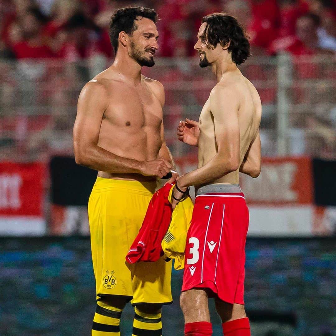 マッツ・フメルスのインスタグラム：「Wir haben so viele Schlachten gemeinsam geschlagen @subotic4  Das Trikot bekommt einen Ehrenplatz!」