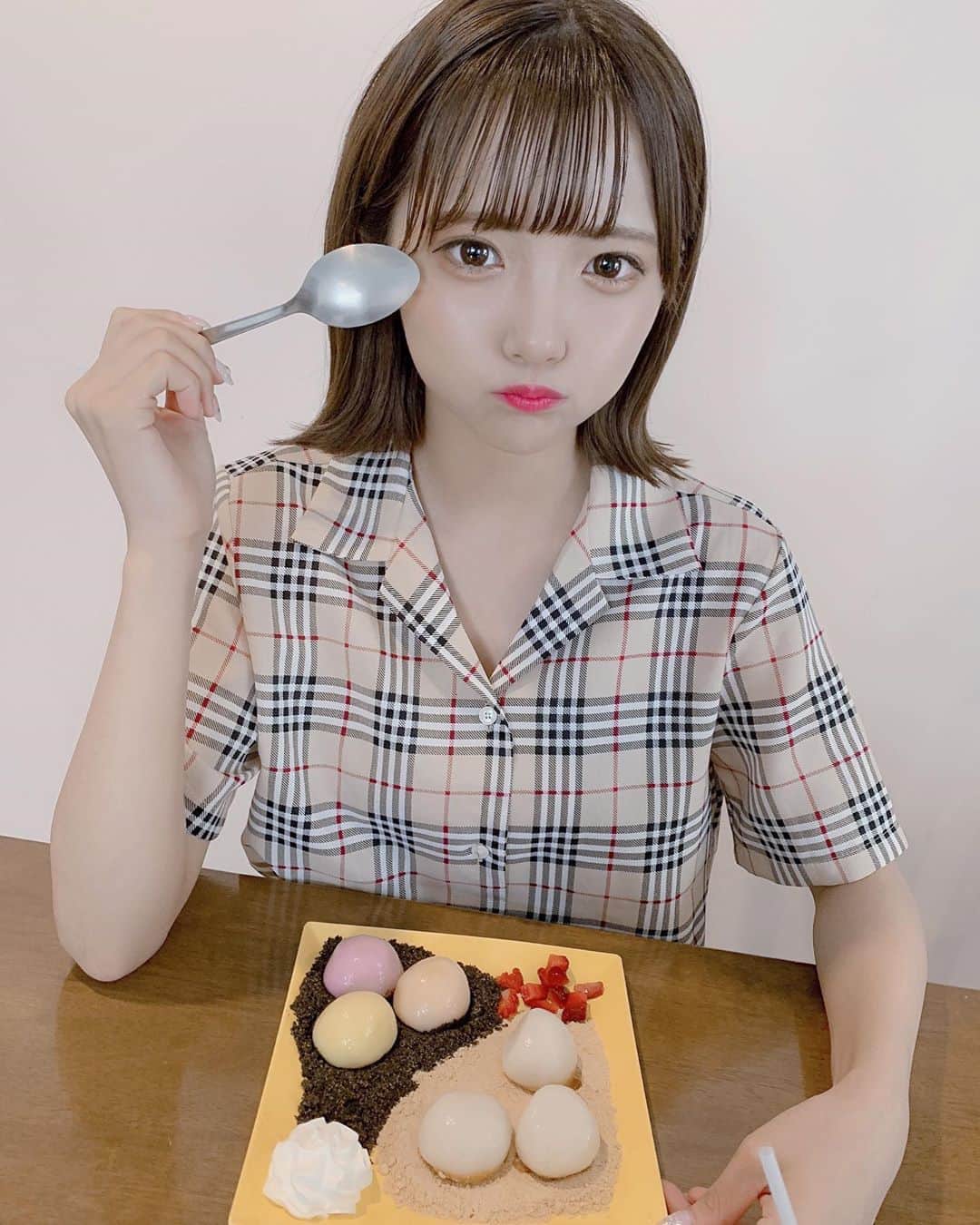 のインスタグラム：「難波のしらたま専門店行った〜👩🏻‍🔬👩🏻‍🔬白玉めちゃめちゃ好きだからやばかった、おいしかった、白玉かわいい、、、🤦🏻‍♀️ . オレオときな粉！ . なんか背景綺麗すぎて合成みたいになってる笑 . #大阪#難波#難波カフェ#しらたま専門店#大阪カフェ#難波グルメ#チェックシャツ#チェックコーデ#ボブ#外ハネボブ#グレージュ#ミルクティーグレージュ#秋カラー#ミルクティーカラー#透明感カラー#和菓子#しらたま#しらたまカフェ#白玉」