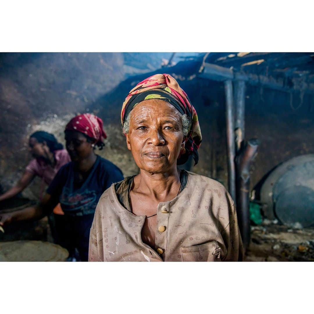 スティーブ・マカリーさんのインスタグラム写真 - (スティーブ・マカリーInstagram)「A cook in a wonderful restaurant I  ate at in #Amaro, #Ethiopia, 2014.」9月3日 0時23分 - stevemccurryofficial