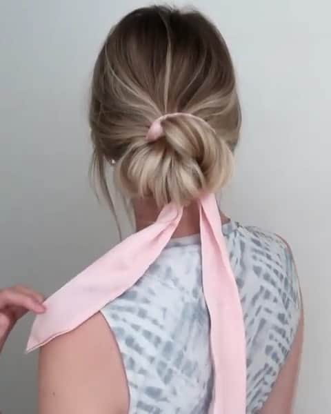 アクセサライズのインスタグラム：「Effortless hair goals by @whatlydialikes. This easy-glam bun look is a gorgeous twist on an every day style. Get the look now with our pink satin scarf. 🔍 Scarf: 7860857000  Tap the link in the bio to shop now.  #Accessorize #Accessorizer」