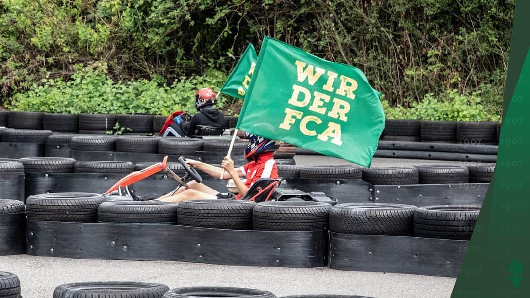 FCアウクスブルクさんのインスタグラム写真 - (FCアウクスブルクInstagram)「Wer bremst, verliert! 🏎💨 @marcorichter23 und @frammiii waren heute mit dem #FCA-TeensClub auf der Kartbahn unterwegs! 🤙 #FCA1907 #WIRderFCA #fcaugsburg」9月3日 0時34分 - fcaugsburg1907