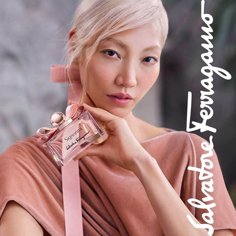 パク ・スジュさんのインスタグラム写真 - (パク ・スジュInstagram)「Call me Signorina. 🎀 So excited to share the news that I’m the face of @Ferragamo Signorina Eau de Parfum with my beautiful Ribelle & Misteriosa @cara_taylorrr and @hiandramartinez. Our full length film is one shot with no cuts, timed and choreographed by everyone in sync! Thank you thank you thank uuuuu @paulandrewprivate @gvsgvs @stuart_winecoff @lucakhouri @jodieabarnes @mathiasvanhooff @lukehersheson @lairdandpartners @trey.laird @mr_cristobal @pg_dmcasting @samuel_ellis and every beautiful person involved #SignorinaMoments #FerragamoParfums」9月3日 0時27分 - soojoo