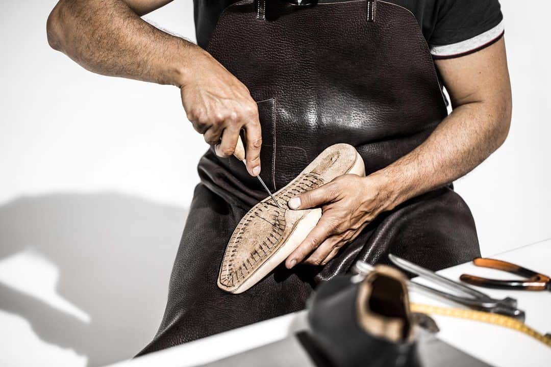 ベルルッティさんのインスタグラム写真 - (ベルルッティInstagram)「- THE #BERLUTI BESPOKE SHOEMAKING -  Once the upper part of the shoe is ready, the leather is sent for “closing”: the various parts of the shoe are stitched together, the lining is inserted, the leather rolled and perforated using a press knife. Fifteen hours later, the upper part of the shoe is ready for lasting #Bespoke」9月3日 0時27分 - berluti