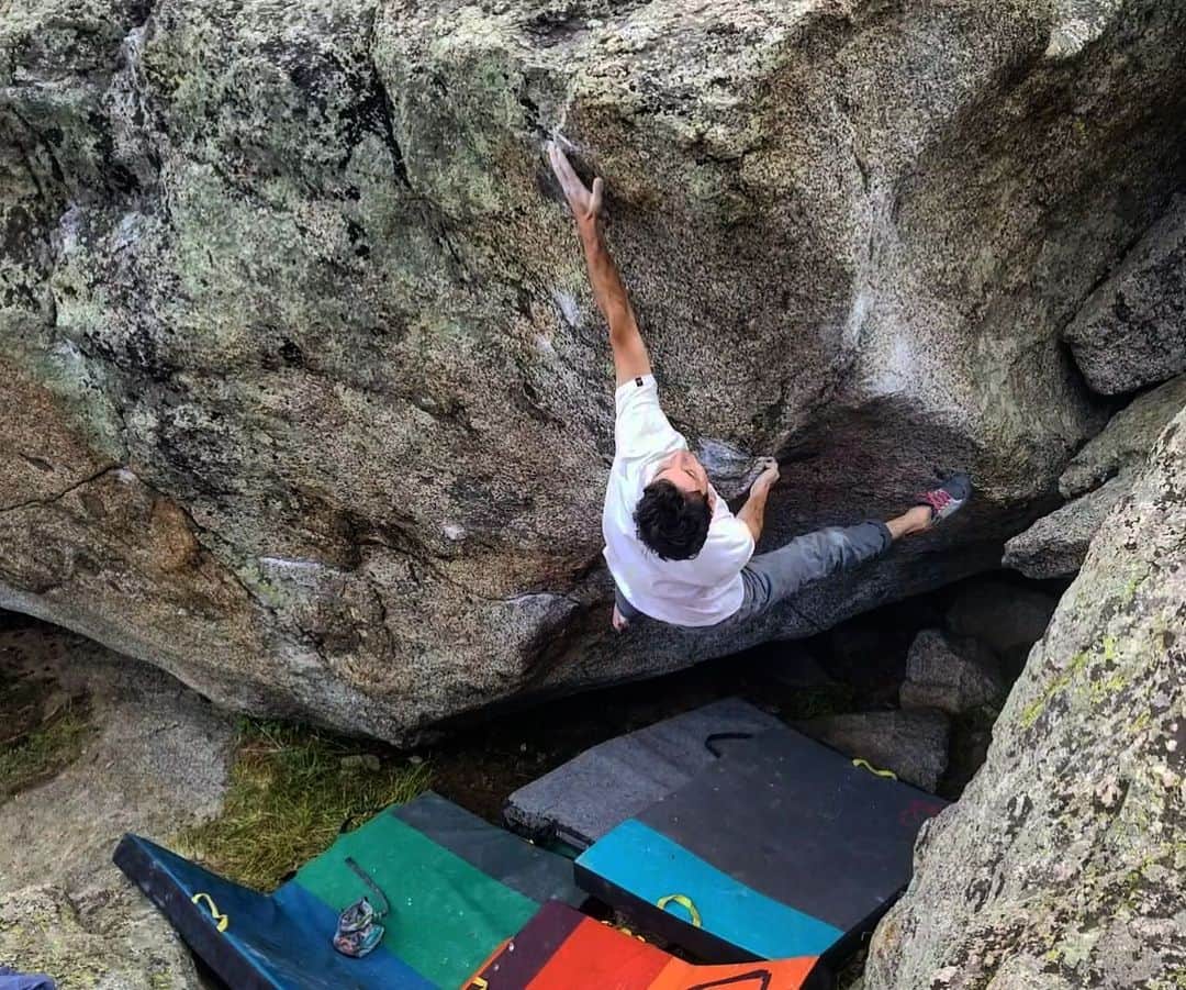 ポール・ロビンソンのインスタグラム：「3x V11’s the other day. Fun endurance day at Lincoln lake 🙌 this is from definitely the hardest move of the day on, “heads or tails.” Ramping up for another sesh out there tomorrow! #bouldering photo: @jeremy_fullerton」