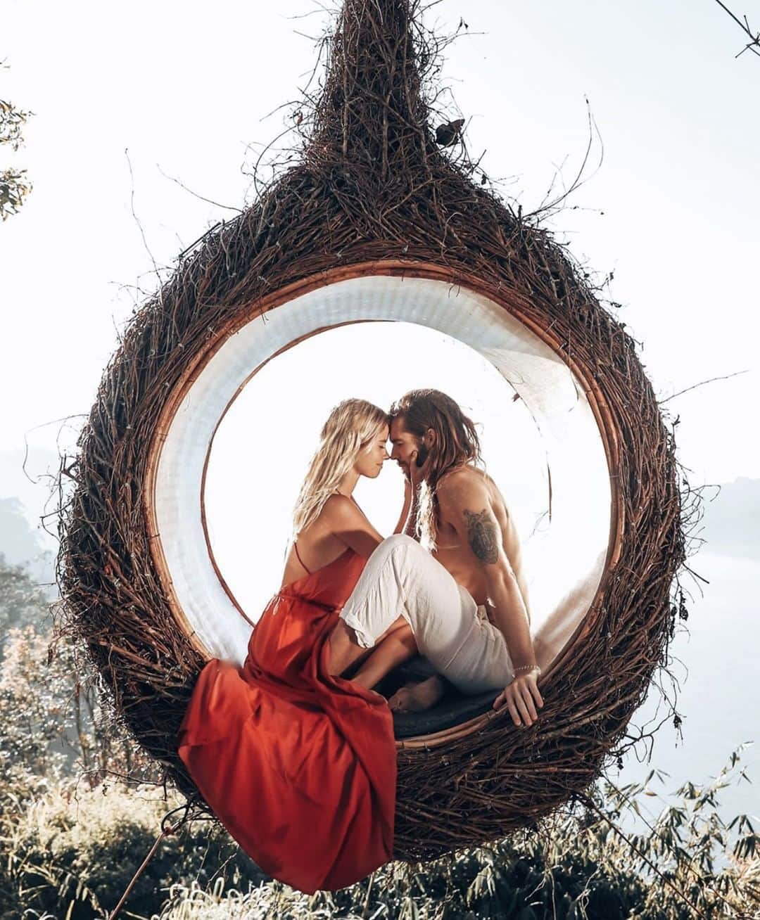 SABO SKIRTさんのインスタグラム写真 - (SABO SKIRTInstagram)「These two are forever inspiring our next adventure 😍 how gorgeous are  @mariefeandjakesnow at Wanagiri Hidden Hill in Bali 😍 #rougeslipmaxi #saboskirt」9月3日 0時30分 - saboskirt
