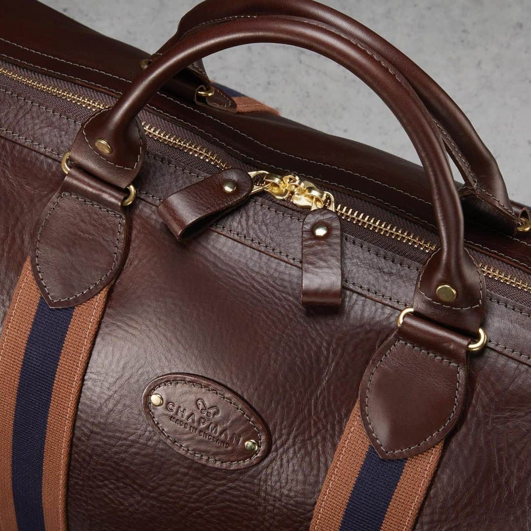 ジョンチャップマンのインスタグラム：「Timeless, Iconic, Handcrafted piece of British Made Luggage #madeinengland #luxury #timeless #luggage #travelluggage #britishmade #flightholdall #workshop #lakedisrict #mensfashion #menstyle #styleinspo #britishmadebags #leatherbags」