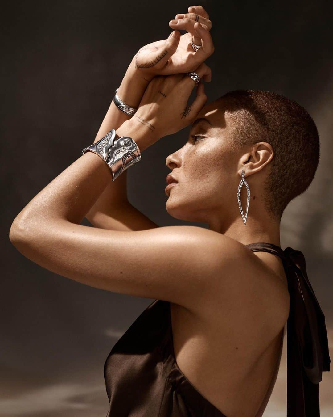 ジョン ハーディーさんのインスタグラム写真 - (ジョン ハーディーInstagram)「#AdwoaAboah introduces the new  #LaharCollection, inspired by the volcanic island of Bali and imbued with untamed elegance.  #JohnHardy」9月3日 0時42分 - johnhardyjewelry