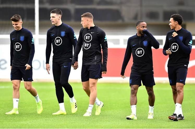 トレント・アレクサンダー・アーノルドのインスタグラム：「england training🦁🦁🦁 📸 getty images」