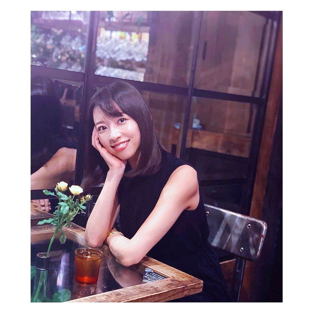 のインスタグラム：「可愛い後輩と久しぶりにご飯へ行きました♪ 彼女の話の内容は懐かしいものから最新の爆笑ネタまで尽きない尽きない（笑）ずっと笑ってました！  しばらくまた会えないですが、次会う日まで私もネタをためておこう。 ・ ・ ・ 色々あってツーショットは出せないので、後輩が撮ってくれた写真を記念に♪  #カフェ #愛加あゆ」