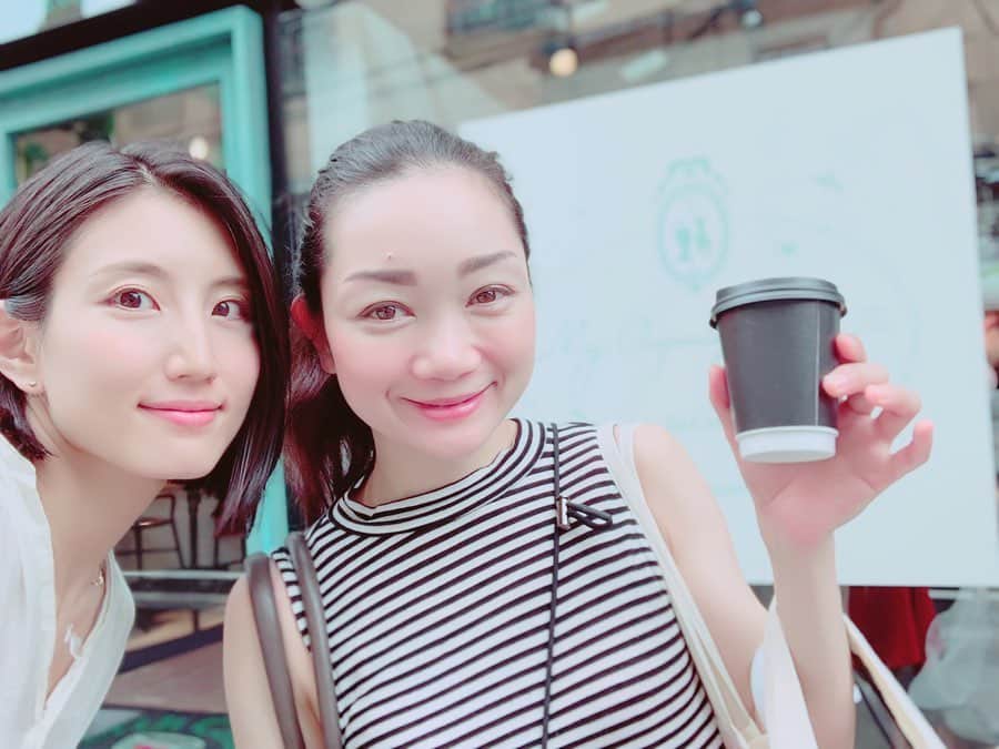 望月一花のインスタグラム：「ものすごく今更投稿ですが、#ラキャルプ に行ってきました💖 ここ数年でほんとにオーガニックというものが浸透してきて、良いものも沢山出てきて、ほんと良い時代だなぁと思いながら、それに気づけた当事者として何かできることをやっていきたいなと思った。 環境、身体、食事、美容を意識して大切にしている人達は氣が良くお肌が綺麗な人が多い。そして全体的に氣の総量と巡りが良い。 もはや人体生化学や量子力学的なフォーカスするのが個人的に好き笑 むずかしいことも噛み砕いて教えてあげれるような人に、私はなりたい。 子どもに説明できる人は本物だと思うから❣️ それには勉強、勉強… 写真は気になって気に入ったものたち📸 @elixinoljapan #cbdrescuerollon @bs1st #coconutoilbalm @e3live_japan #e3renewme  @twiggytokyo #glossperfume  @nehan_tokyo #loveyourselffirst  ほかにも、たーくさん💖 使用感は @veggydarling に載せていこうかな🥰」