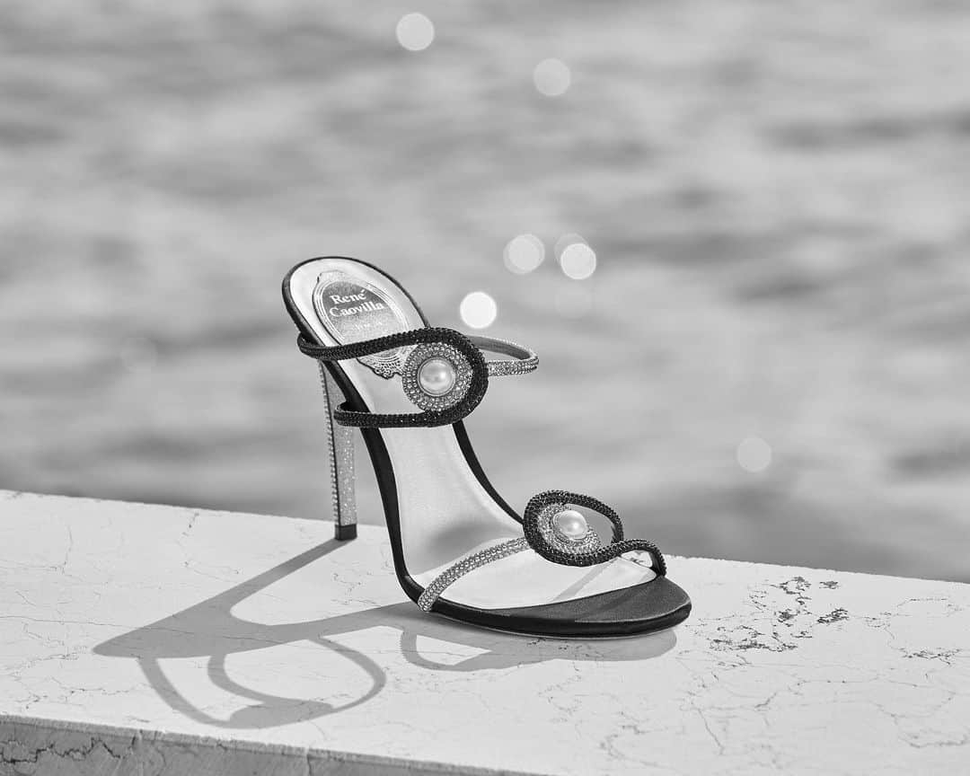 レネカオヴィラさんのインスタグラム写真 - (レネカオヴィラInstagram)「Your timeless beauty will always shine bright. Wear our high-heeled #CaovillaSpilla sandal to look iconic.  #UltimateVenice . . . . #ReneCaovilla #CaovillaDream」9月3日 1時01分 - renecaovilla